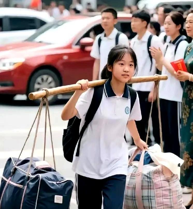 这两天，广西桂林市灌阳县00后女孩刘燕高考结束后，挑着自己的包裹、行囊回家视频走