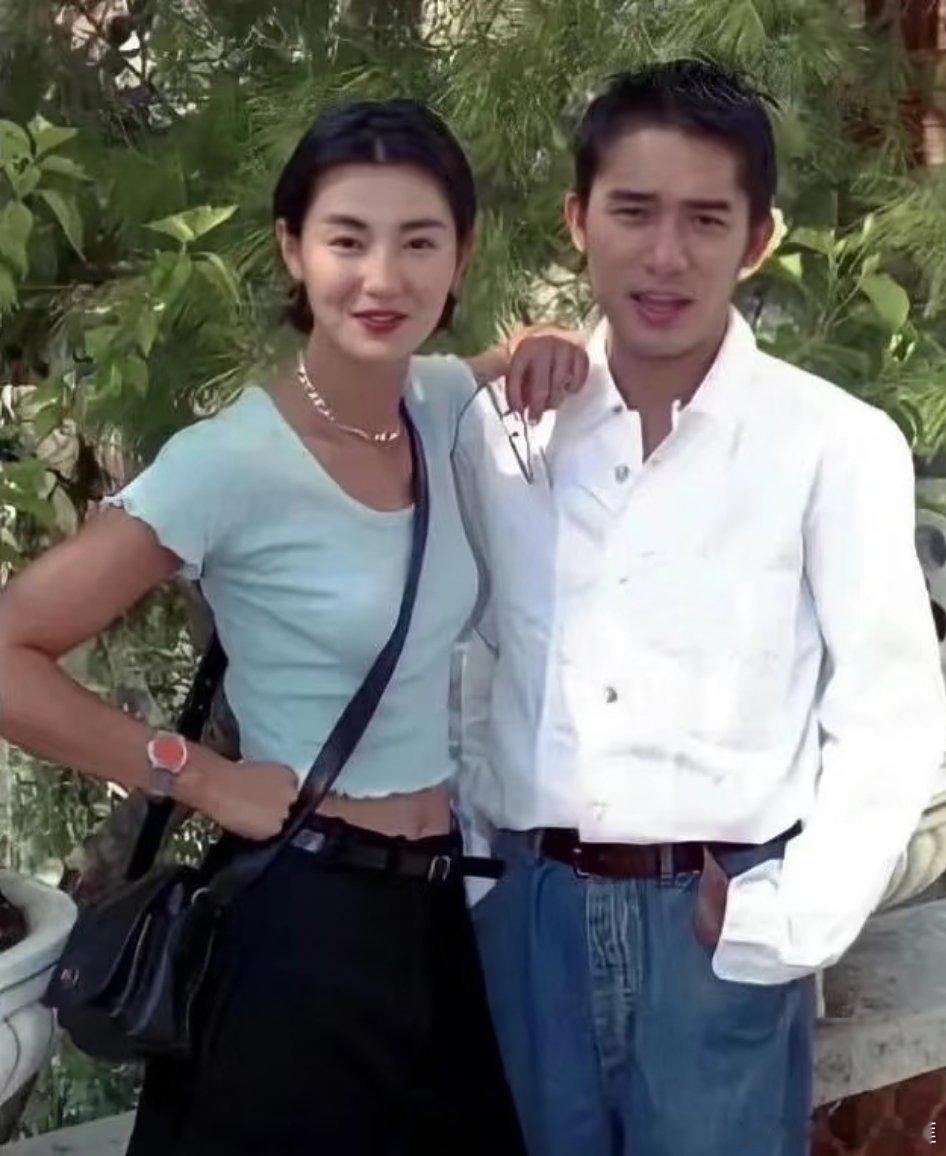 越看越觉得梁朝伟与张曼玉超级般配，可梁偏偏跟了一个完全不一样的女人共度一生。