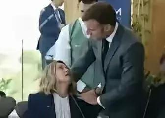 马克龙怪不得挨他老婆的巴掌，他走到哪里都喜欢跟人家勾肩搭背，身体接触。马克龙不