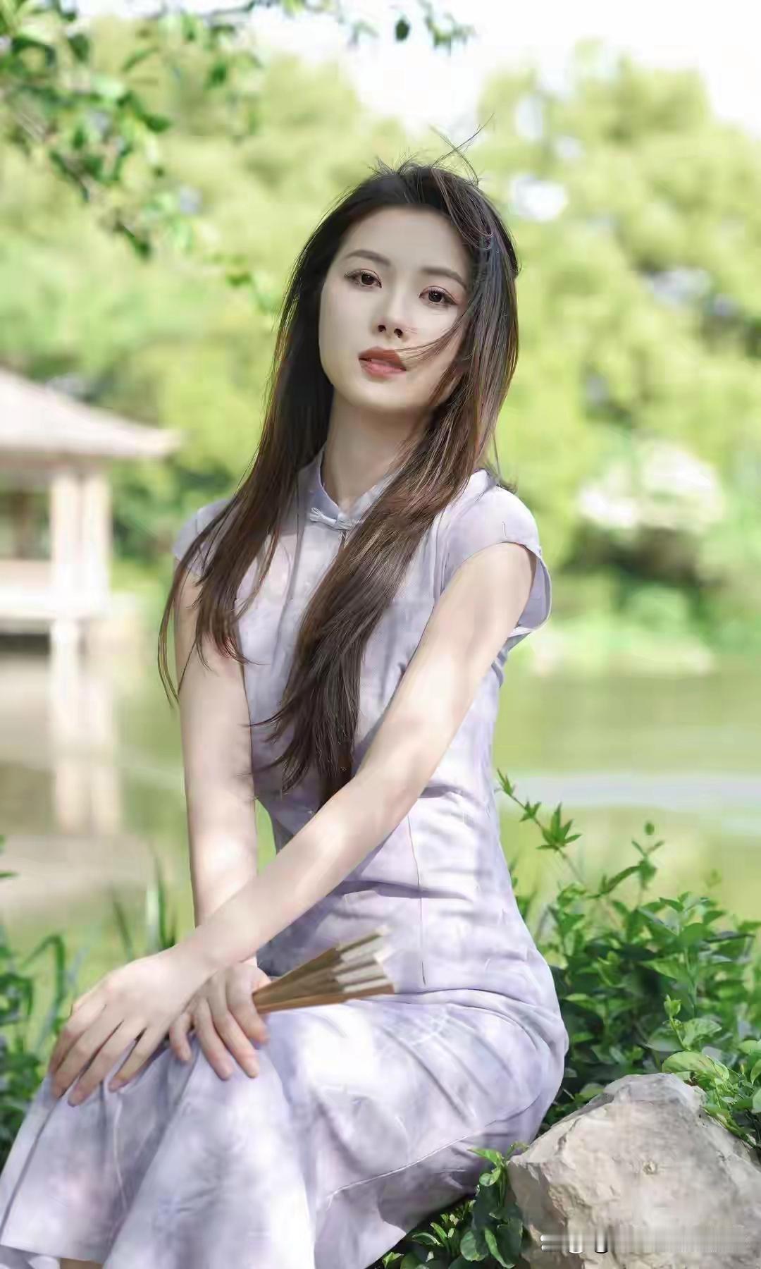 看到“一位女生在湖边优雅地坐着”，我就想起62岁的关之琳。她在瑞士日内瓦湖边，也