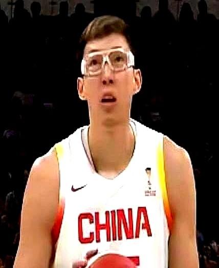 我算是看明白了，咱们这篮球有时候不是五个人在打。球传到周琦手里后，其余四人便