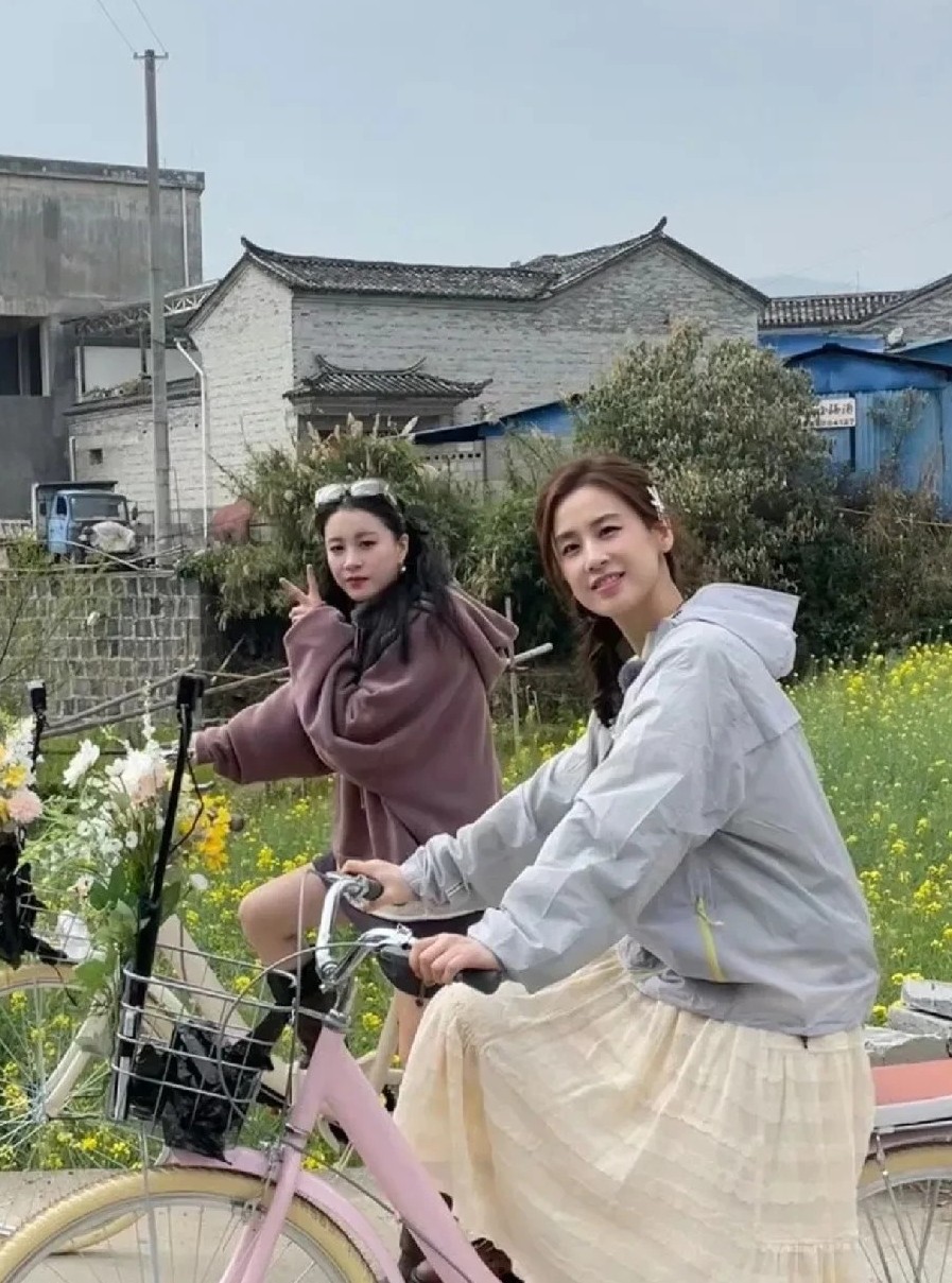 难怪曾经能和刘亦菲媲美，，即使42岁了，黄圣依状态依然不输35岁的李嘉格，甚至有