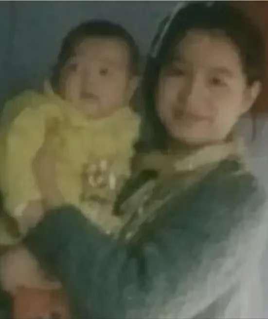 1976年，25岁女知青抱着4岁儿子返城，母亲怒骂：未婚先孕，不知羞耻！可得知孩