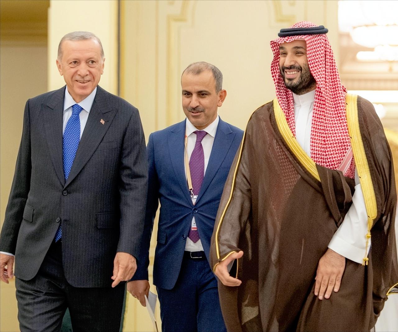 大事不妙了？美媒爆了一个猛料，北约国家土耳其居然在偷偷跟沙特、巴基斯坦搓局，想加