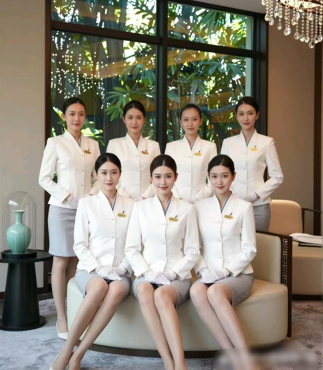 我以为技师穿得越露越专业，直到见了顶级会所的制服，才懂什么叫“高级感杀疯了”