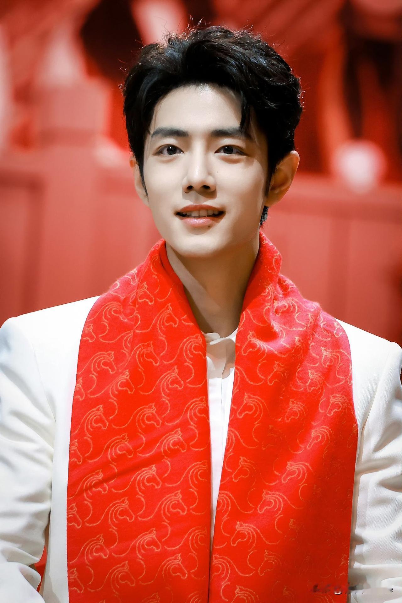 2月17日，肖战今晚被赞是白马王子一身白色高定套装，头戴红围巾手举红包笑容灿烂