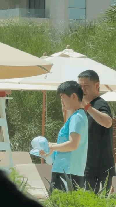 师徒俩在多哈真开心，嘻嘻哈哈打打闹闹的，老父亲和亲闺女的即视感！师徒俩走在