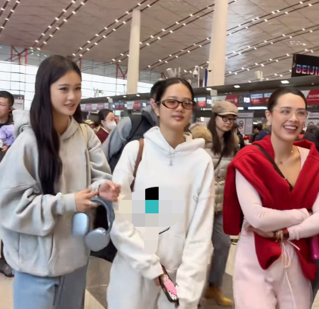 钟丽缇的三个女儿同框出现在机场虽然都很漂亮，可是我觉得还是考拉最漂亮，你们觉得