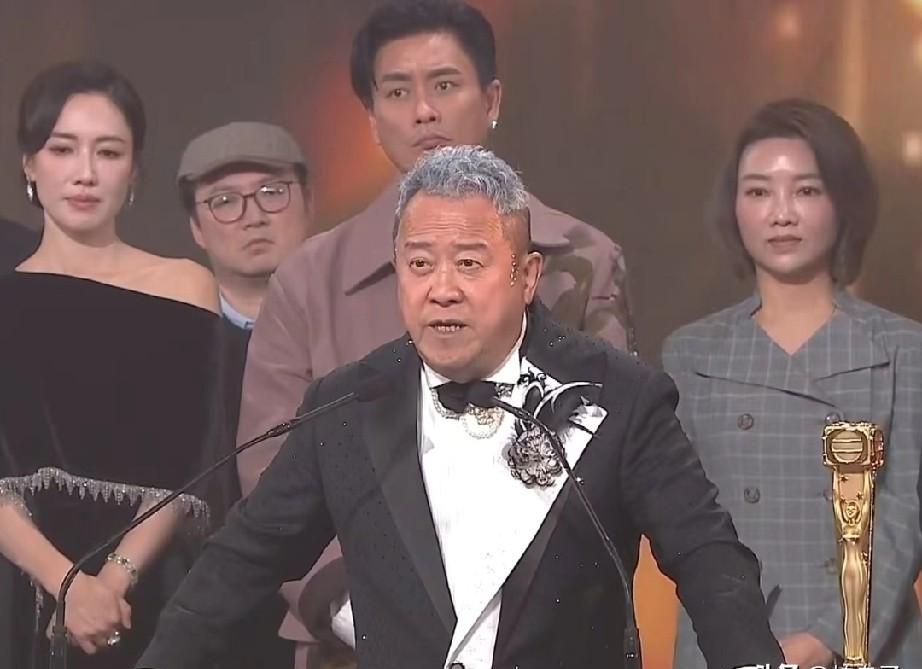 电视城的王，今天自己按了关机键。不是被赶下台，是面对满盘死棋，亲手推枰认输。