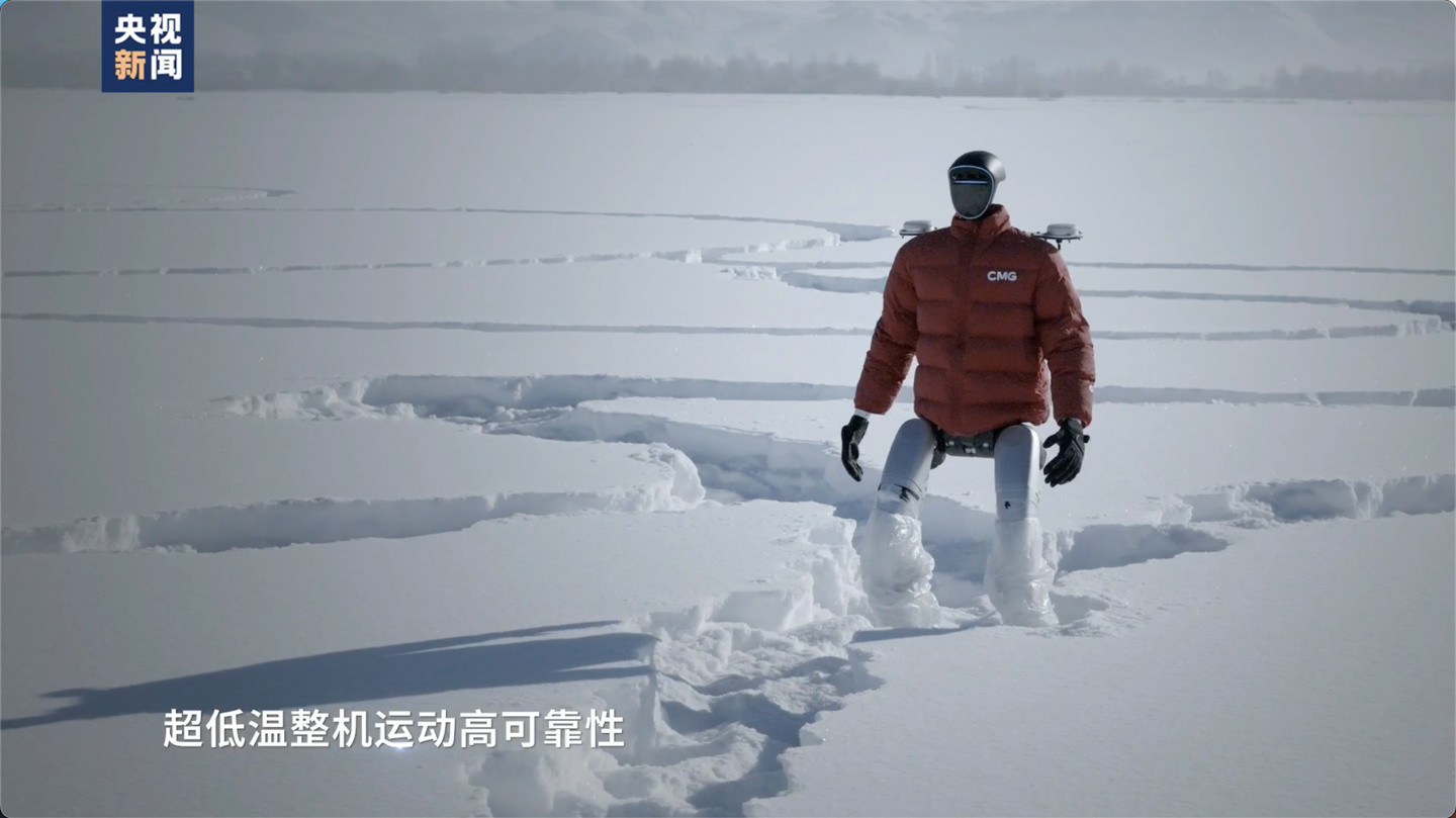 人形机器人极寒挑战突破！13万步绘就冬奥雪面图案