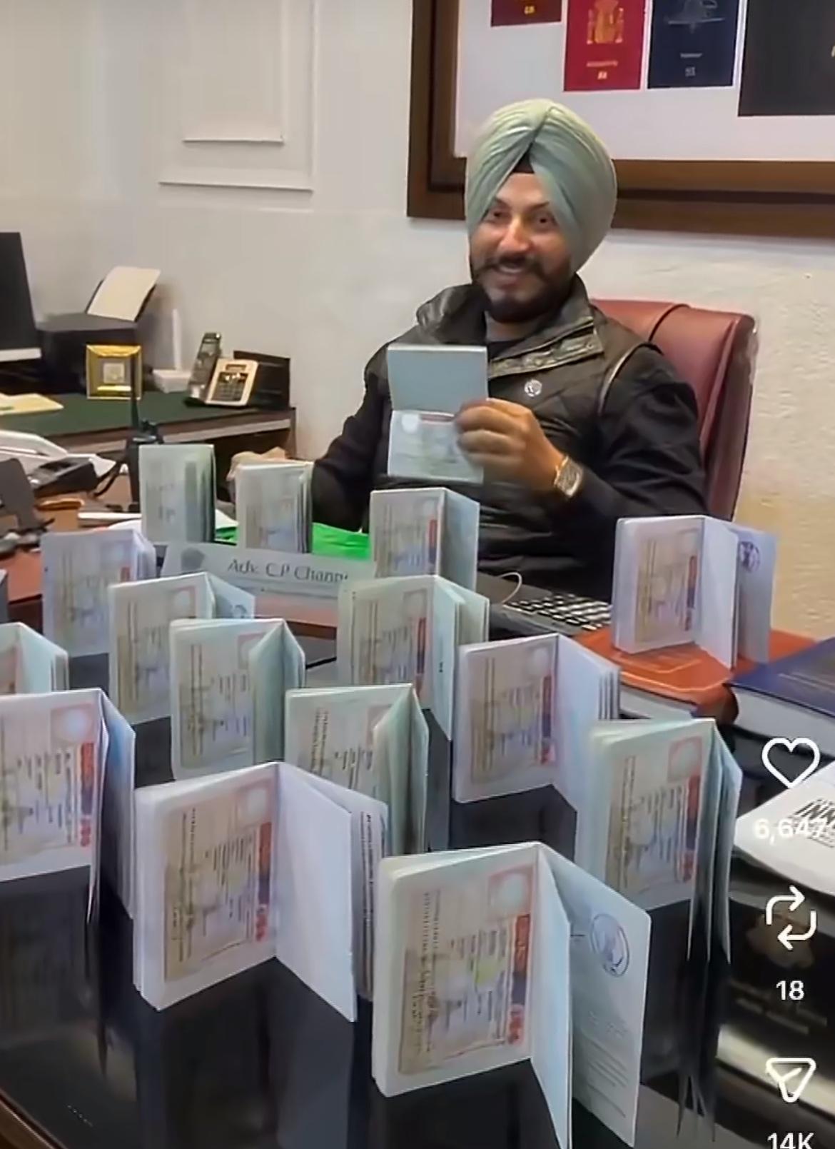 印度移民中介晒签证，桌上摆放的全都是他弄到的签证，在外网上被称为“签证之王”看得