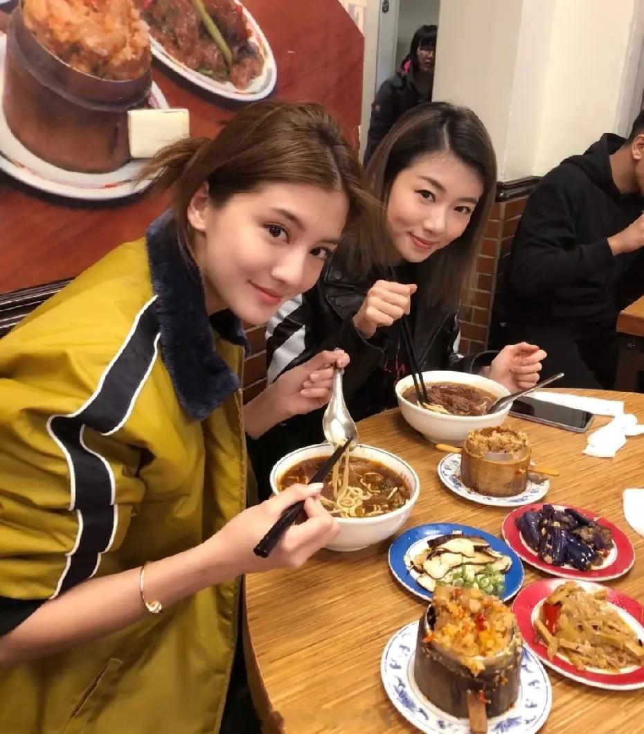 有网友在上海偶遇吴千语吃面，她私下里也好时髦啊！在小面馆里，她也很亮眼，她的洋气