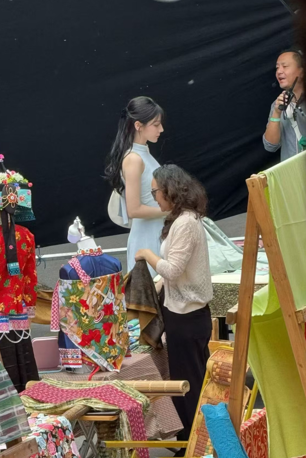 迪丽热巴帮替身整理发型迪丽热巴齐刘海浅蓝色无袖长裙怎会美成这样​​​