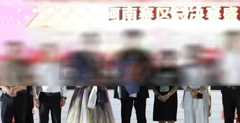 冤不冤？河南驻马店，儿子获得模特比赛一等奖给一辆车，儿子把奖品送给父亲。父亲提车