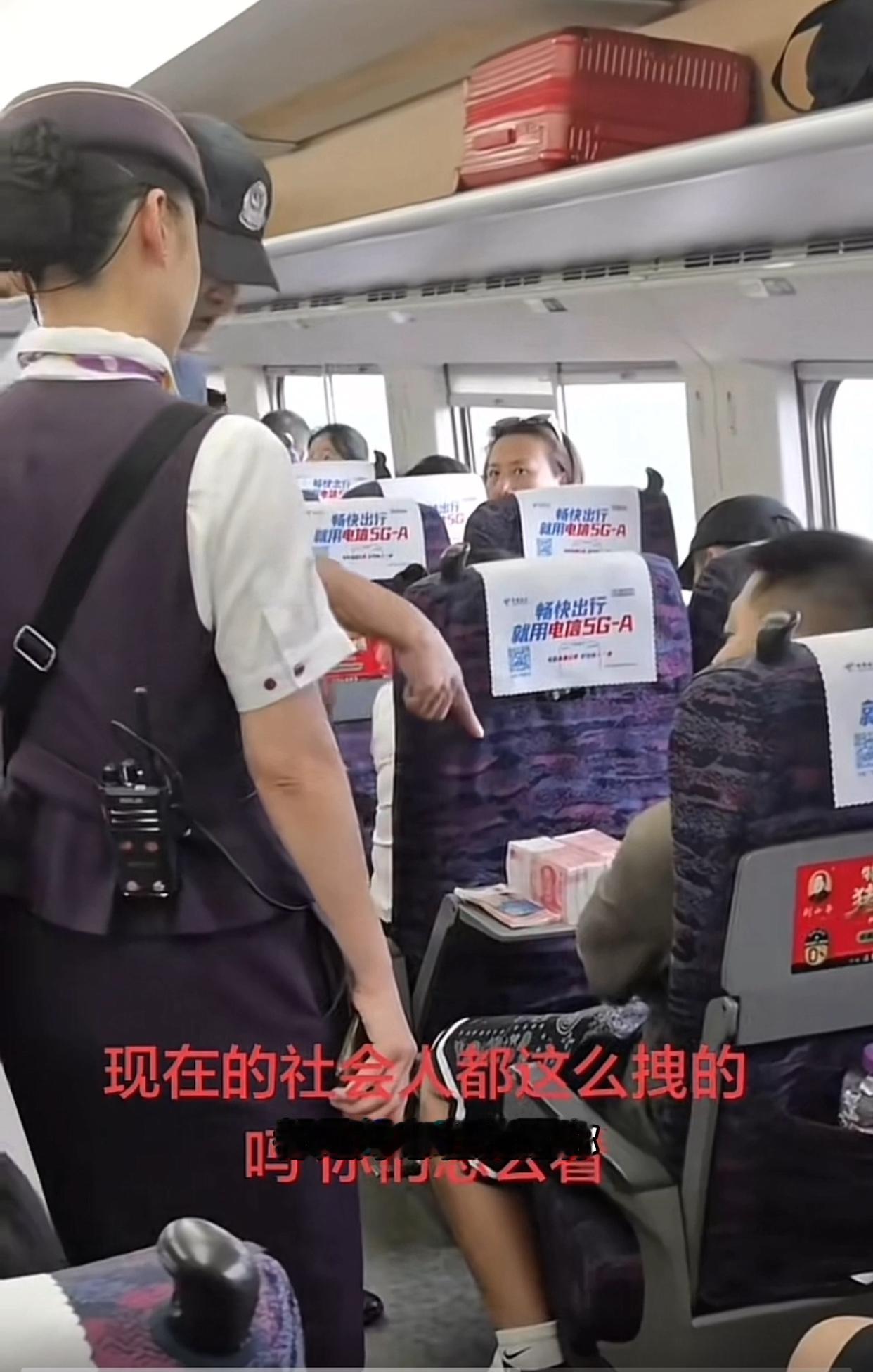 世界之大无奇不有！5月27日，一位网友分享，在高铁上一位男乘客当众把一捆捆现金