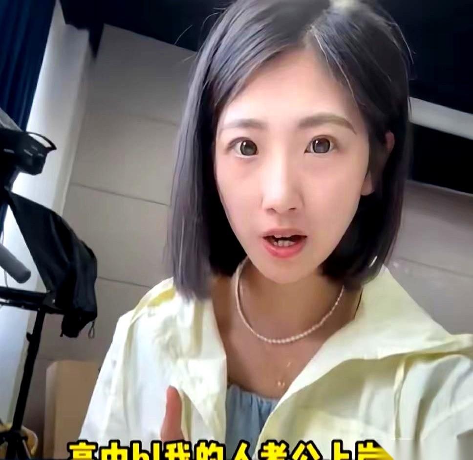 手机在桌面上震得发麻，屏幕连续跳出十几个未接来电。刚按下接听，电话那头先是带着哭
