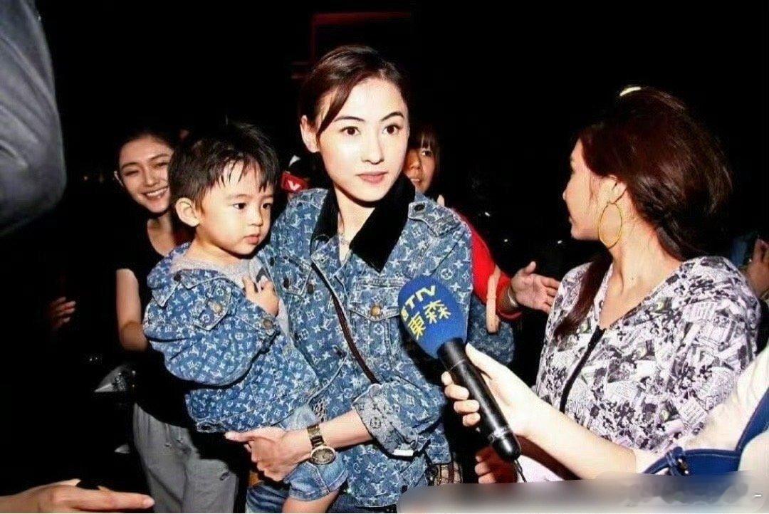 当年张柏芝抱着lucas后面居然是大s啊啊啊，现在的才发现！这样的同框真美好