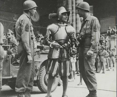 1944年6月，美军进军罗马后挺进梵蒂冈，两名美军士兵与梵蒂冈教皇卫队卫兵聊天，