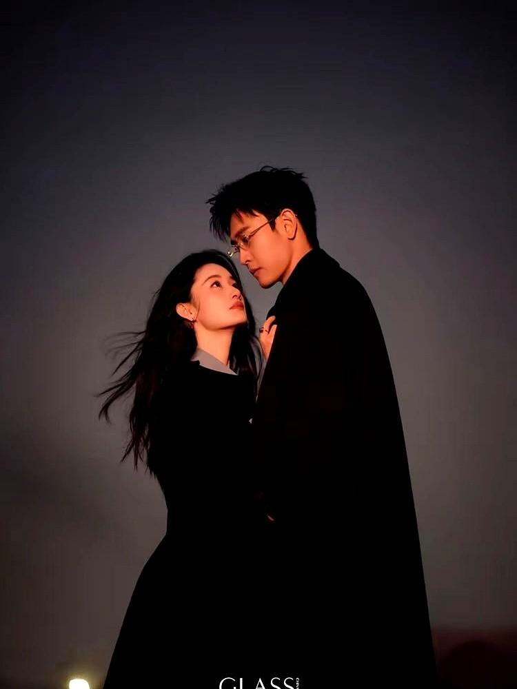 有些喜欢，根本藏不住！导演喊“卡”了，王天辰的手还停在郭晓婷下巴上。拍吻戏，