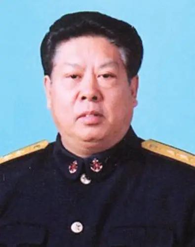 谁能想到，一个把手伸进国防经费里搅了个天翻地覆的军队巨贪，坐在审判席上居然稳得像