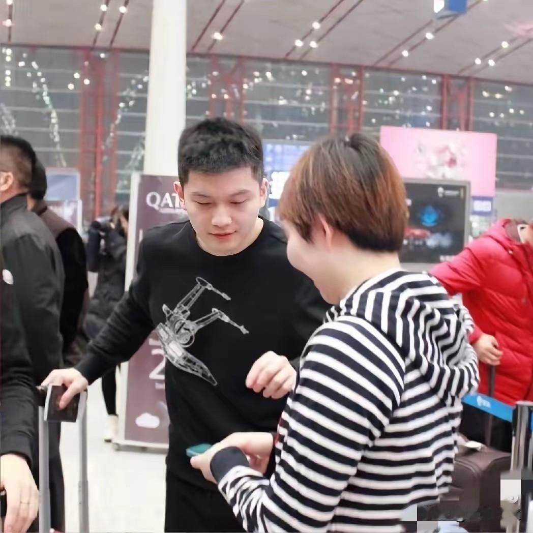 樊振东直言:最喜欢给朱雨玲当陪练，因为她口袋里零食最多！这不，朱雨玲和武阳在