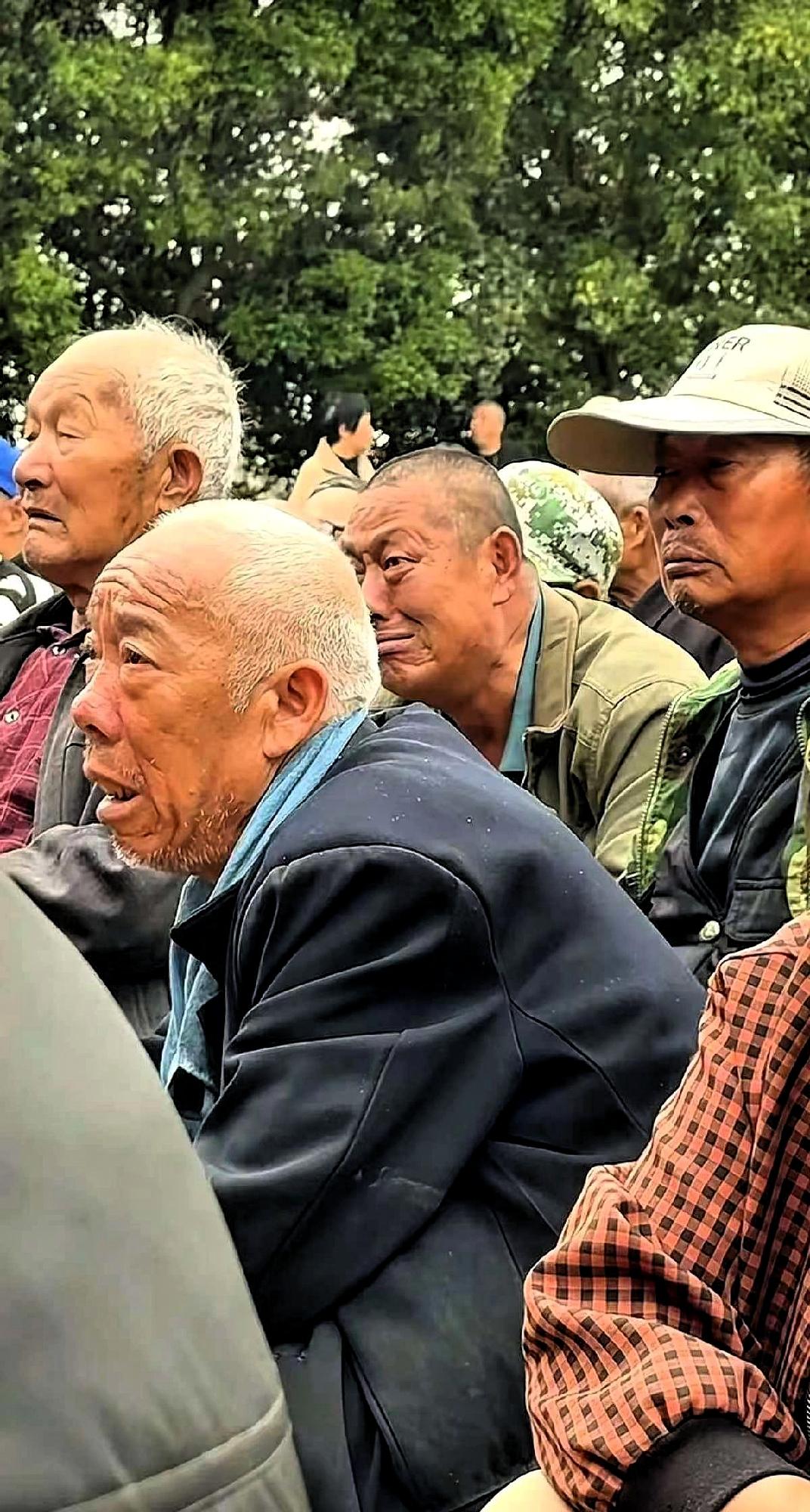 山东一个老板，花了50万请了个豫剧团，为家中老父亲庆祝八十大寿，原本只是一场家庭