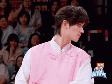 丁程鑫反应这个快谁懂啊！丁程鑫反应快到离谱，别人在2号门磨蹭，他直接冲1