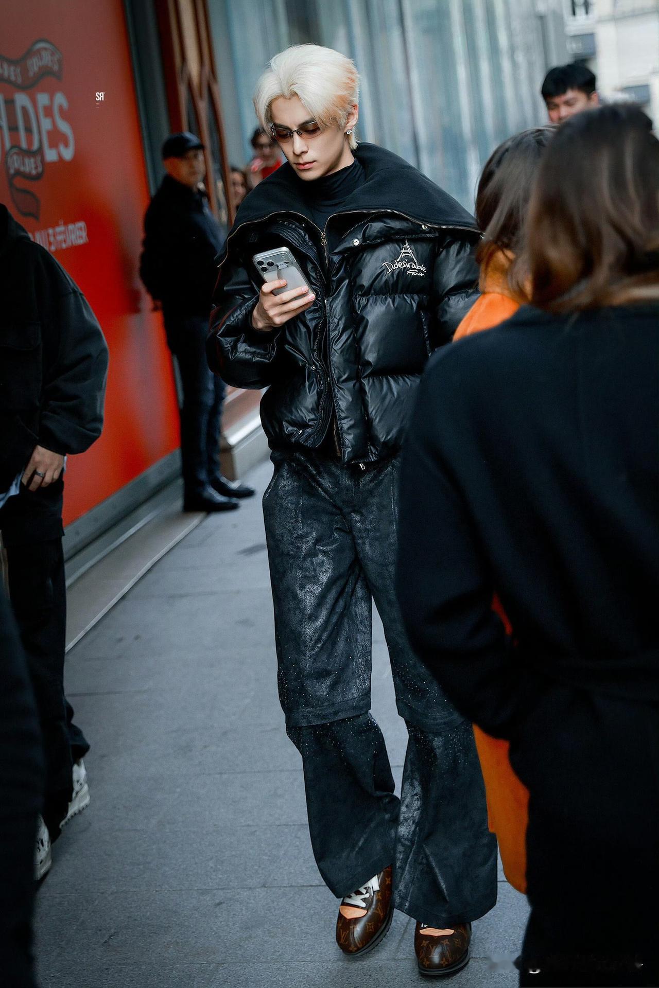 啊，大爱这个金发王鹤棣呀，能把羽绒服穿的如此潮流，他的时尚表现力真的是太强了！