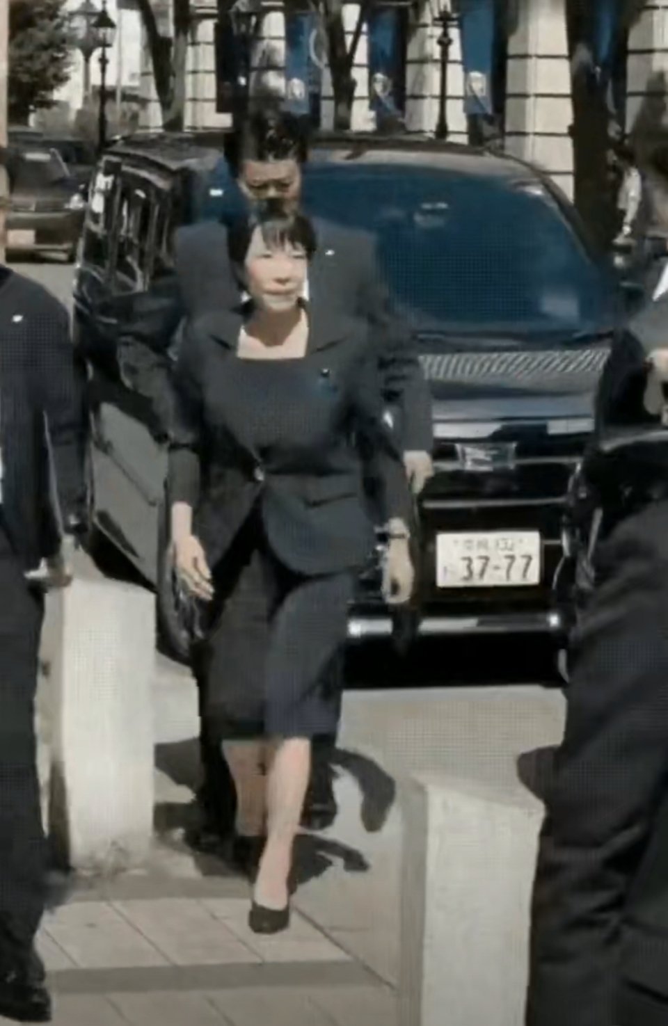 高市早苗的历史学得太好了，故意选择了一个3777的车牌号。他们不是不知道侵华的历