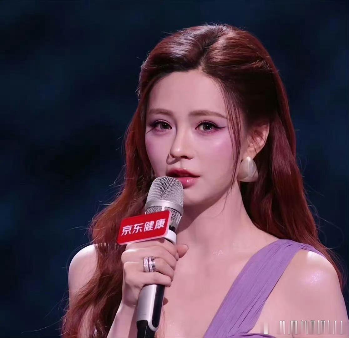 谁给沈梦辰化的眼妆可以加鸡腿了！好美啊这个眼妆！衣服眼妆美瞳都是紫色的！​​​