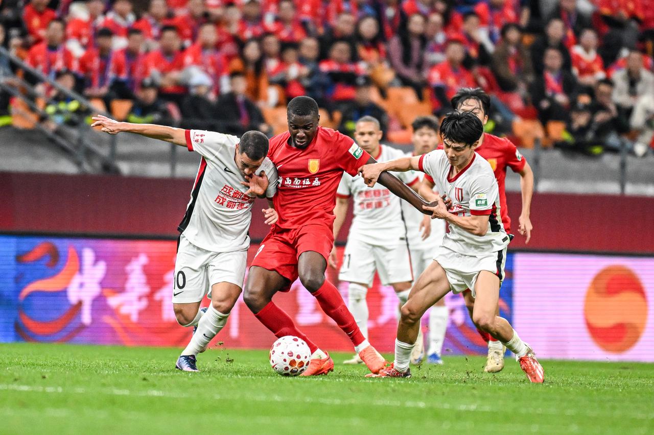 青年军重庆铜梁龙本赛季保级形势大好！其实外援的极致操作是一回事。你看看重庆的国内