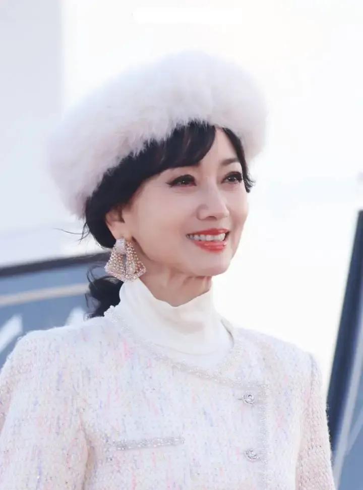 简直了，赵雅芝！你是好意思出来我是真的不好意思再看了，你说你都70多岁了，怎