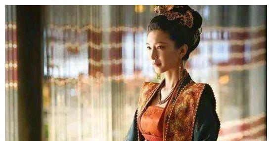 公元1034年，宋仁宗洞房花烛夜，却弃曹皇后而去。新婚之夜，椒房殿内烛光