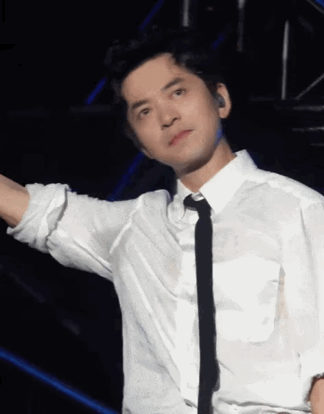 2010年，冯小刚请李健写歌，李健哼唱出来，他却不满意：“这歌根本压不住电影，再