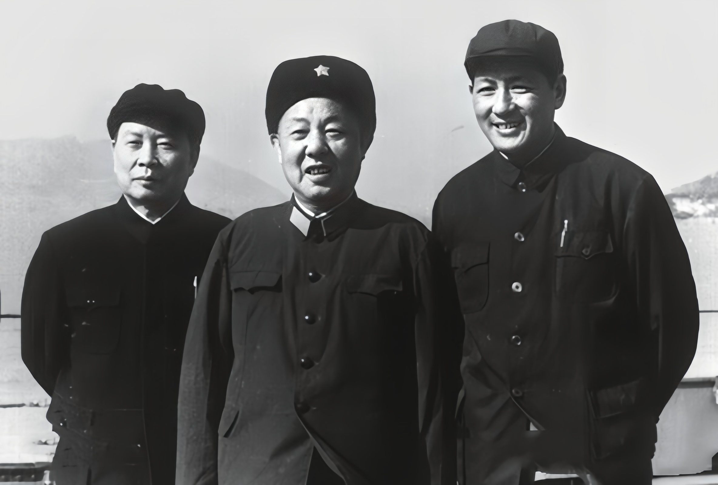 粉碎四人帮后，中央派三人前往上海，担任第一、第二、第三书记，让他们稳控上海局势。