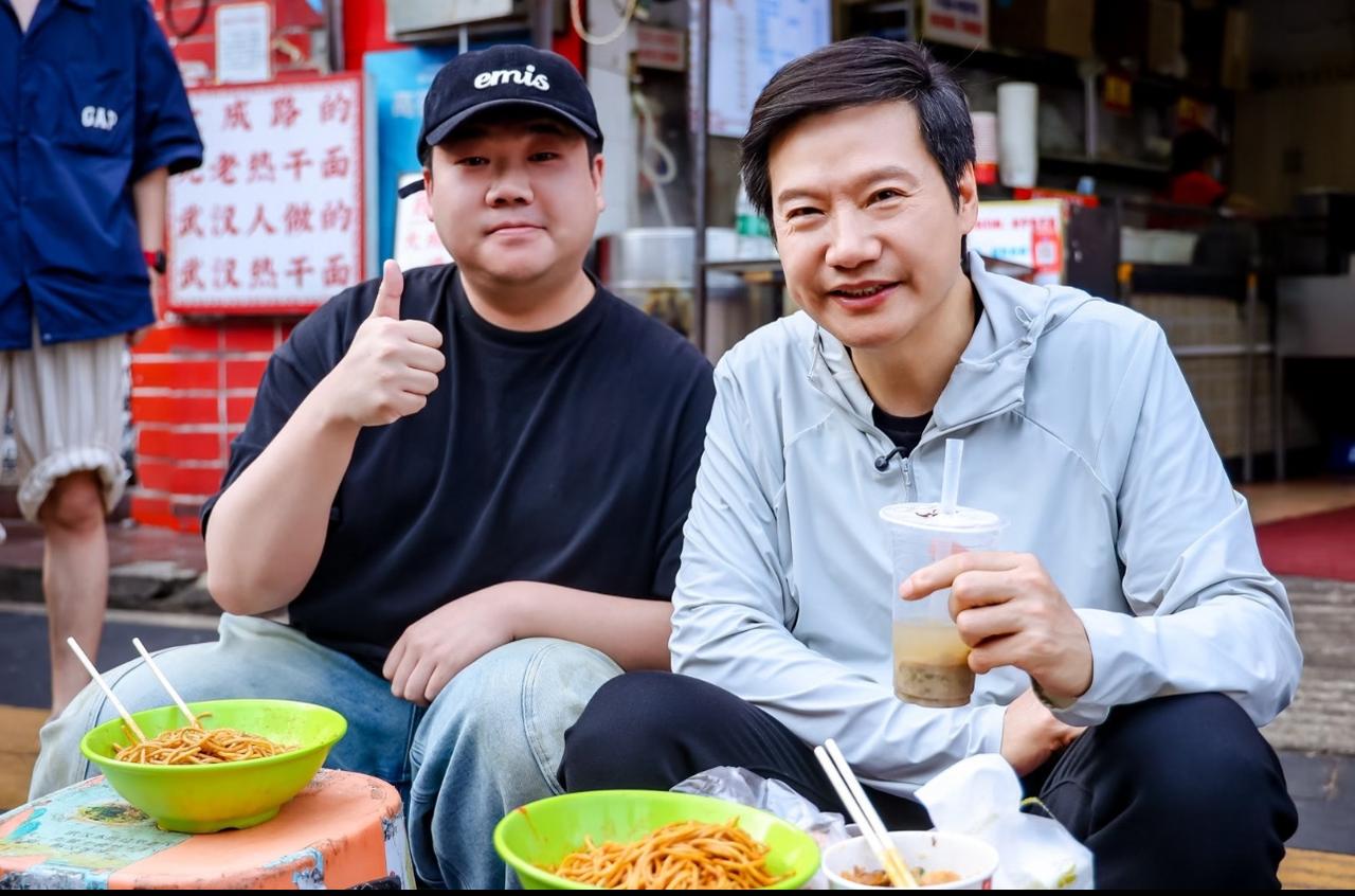 雷军在武汉吃热干面的照片还有如此高清的版本，把雷军拍成20岁的小伙子了。这雷