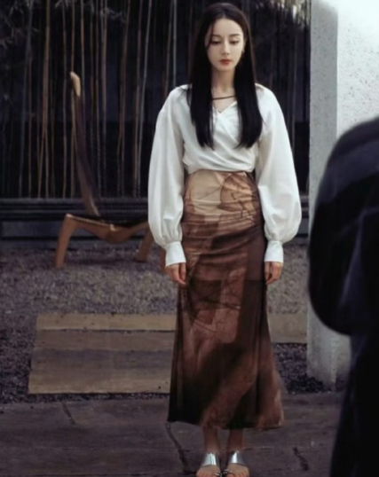 热巴甚至是平底鞋，这比例