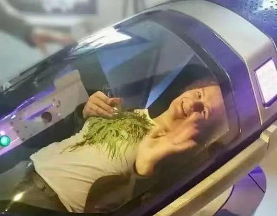 自助自杀舱在瑞士获批使用，免除医生执行安乐死的负罪感。按下按钮舱内会自动充满氮气