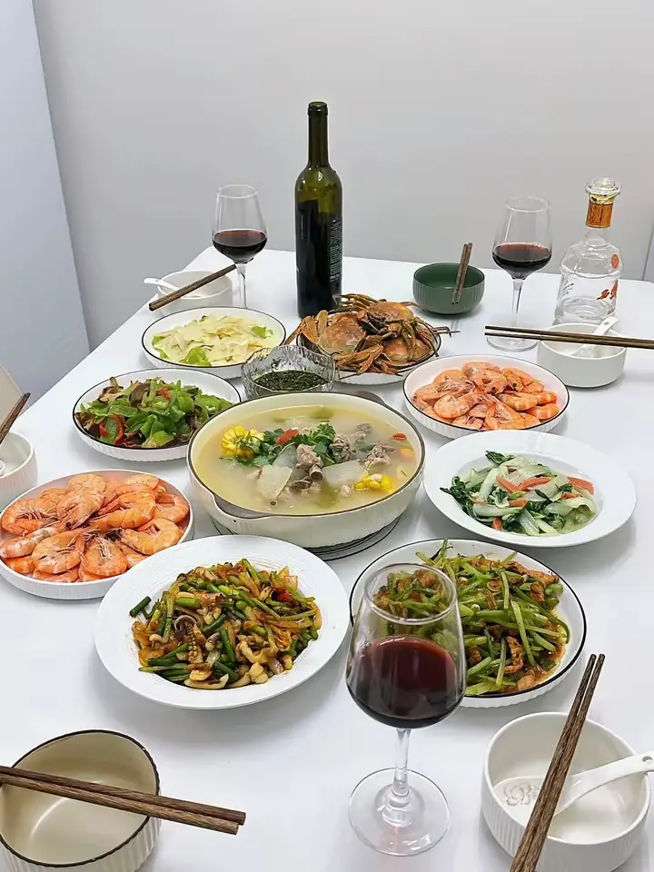 一桌丰盛的海鲜大餐，配上酒，真是人生赢家！