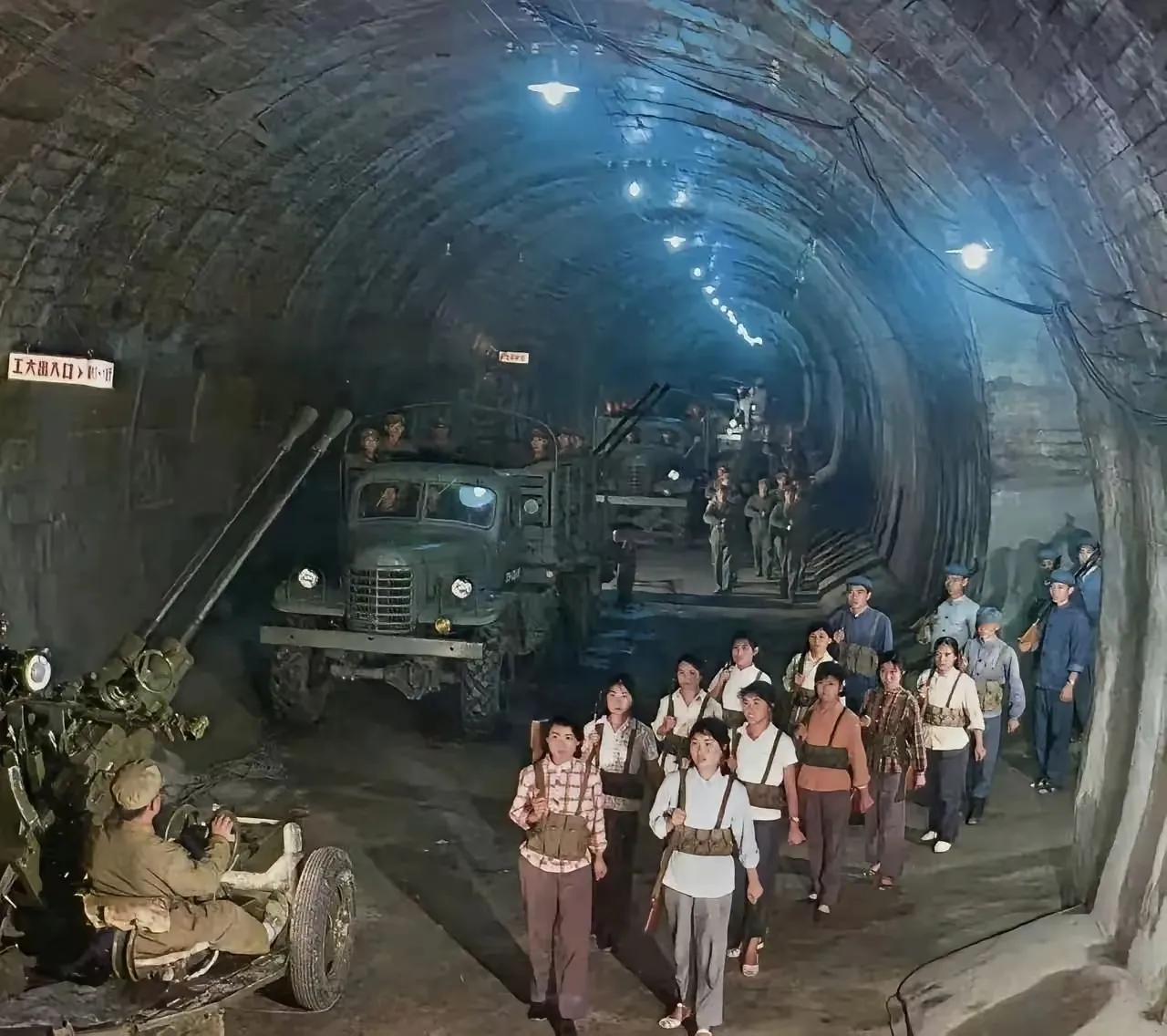 老照片回望历史：能从这张照片知晓其年代背景的人，都已年过六旬。当年的地下长城，是