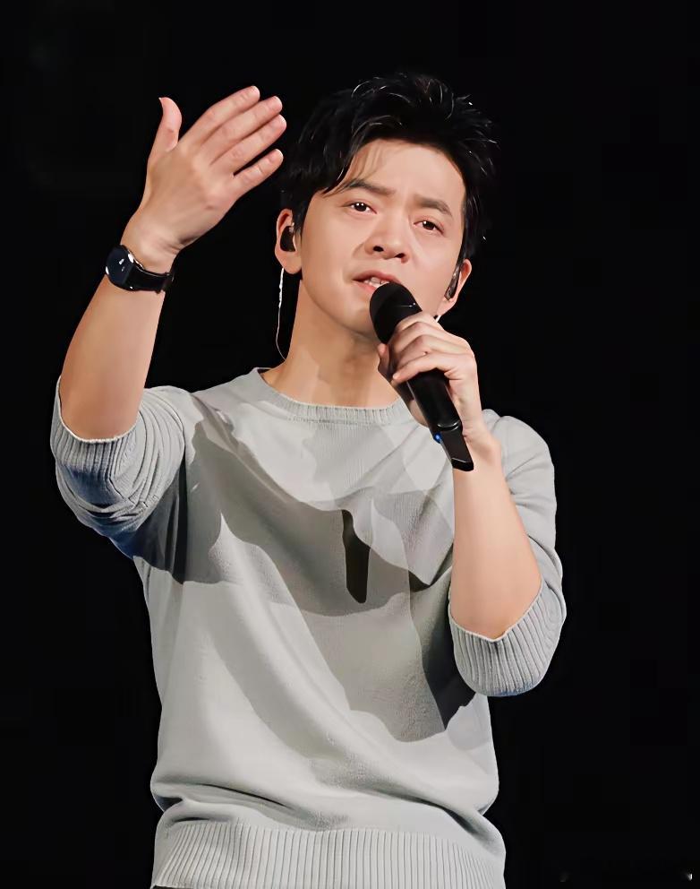 主持人问李健：“你想不想生子？”李健坦然一笑，平静地说：“我今年都51岁了，我觉