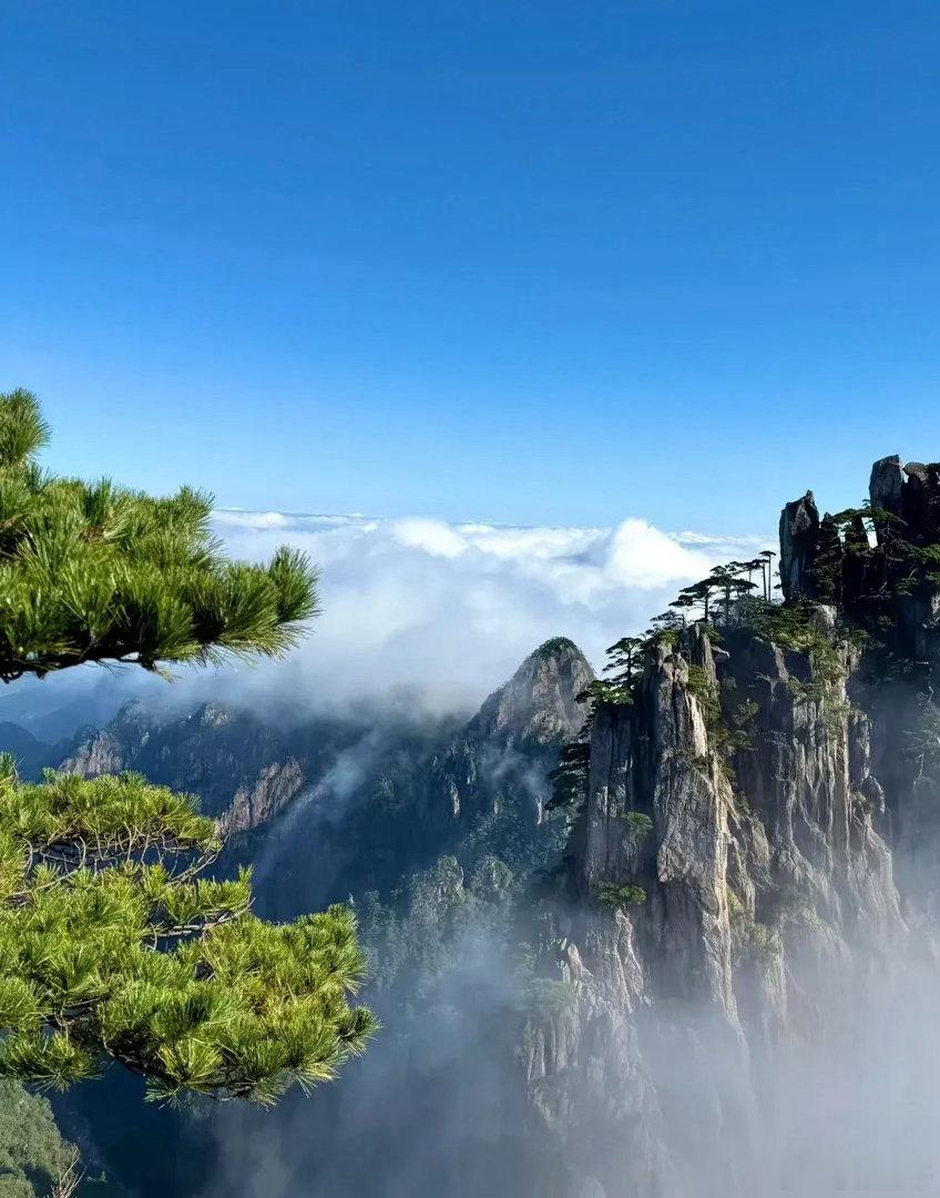 下周股市的操作建议：1.不要追高，冲高减仓为主。特别是前期涨幅过大的科技股，上涨
