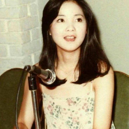 当年，德艺双馨的民族歌唱家李谷一，曾经如此评价邓丽君：“她不过是台湾的一个小歌星