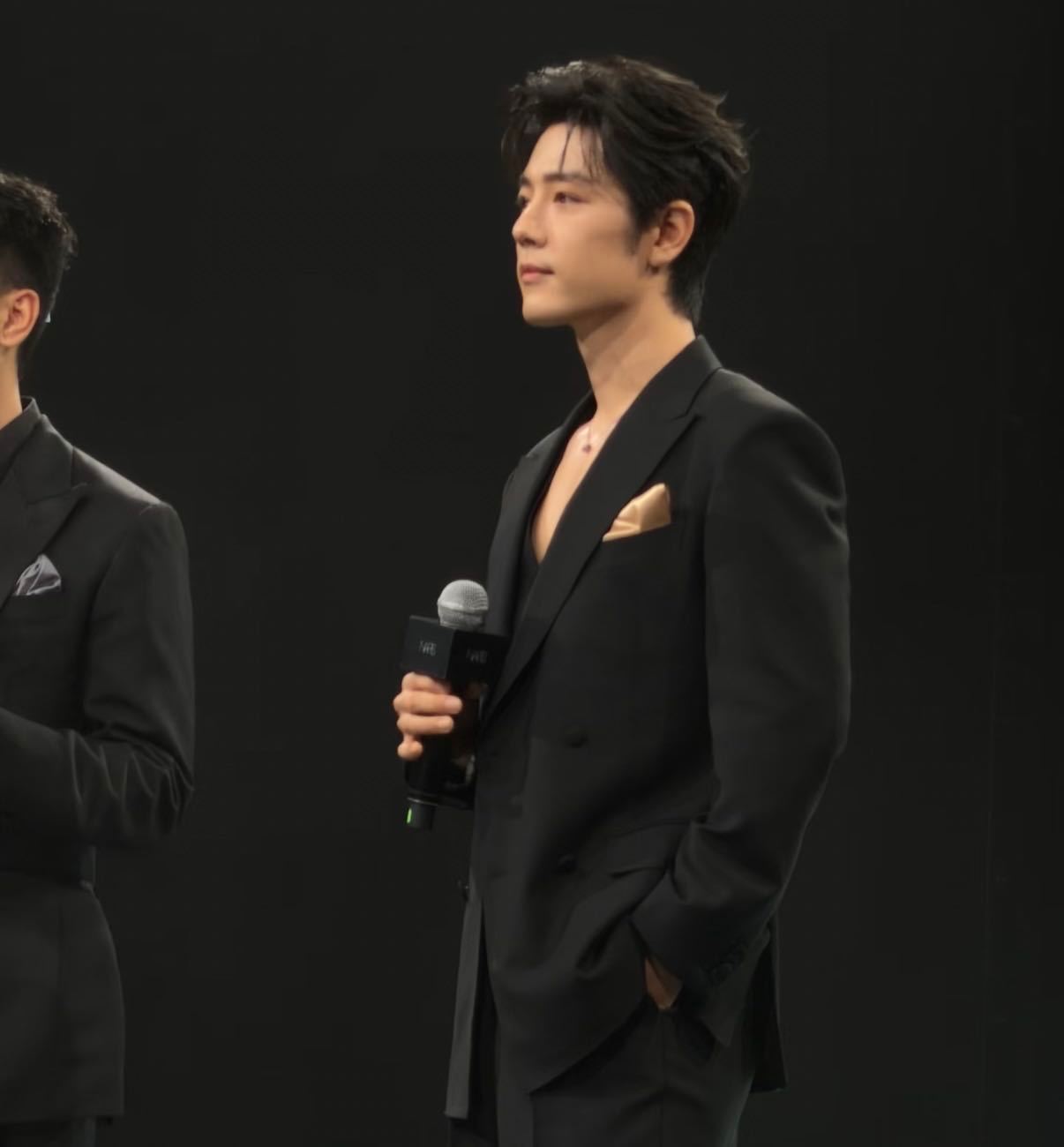 肖战额头汗水像碎钻 谁还没见过今晚的肖战，举香槟碰杯简直贵公子气质拉满✨🥂原相