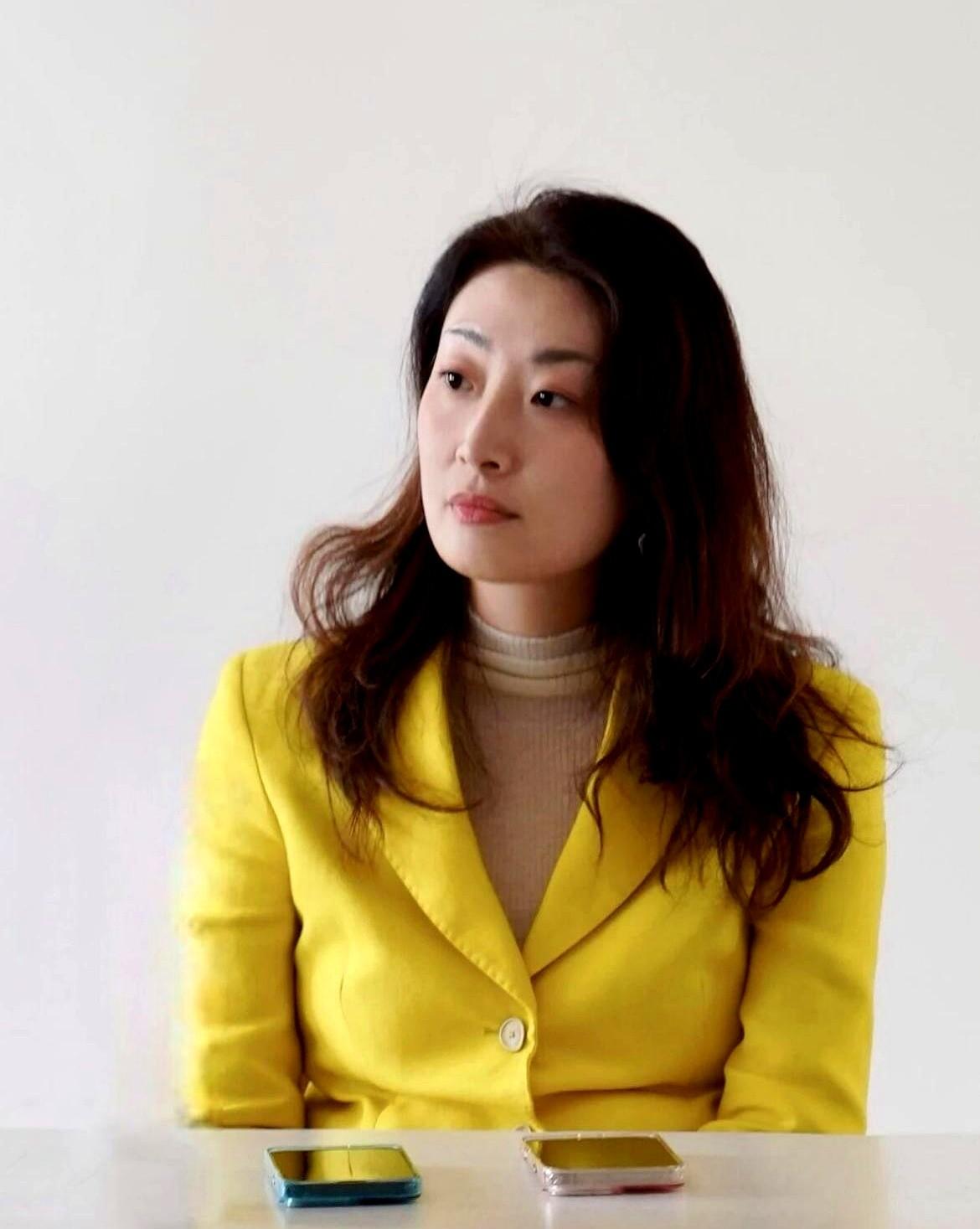 杭州这两天的财经圈热图不是股价曲线，而是宗馥莉穿着一身明黄西装、内搭肤色高领在杭