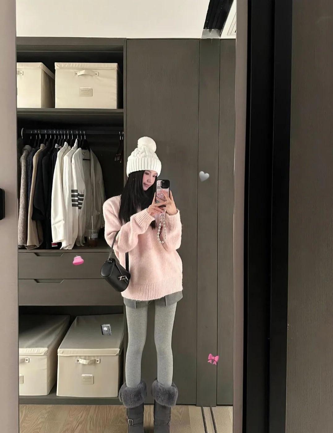 冬日穿搭指南：粉色毛衣+灰色打底裤+毛绒靴，温暖又时尚！🌟👗👢