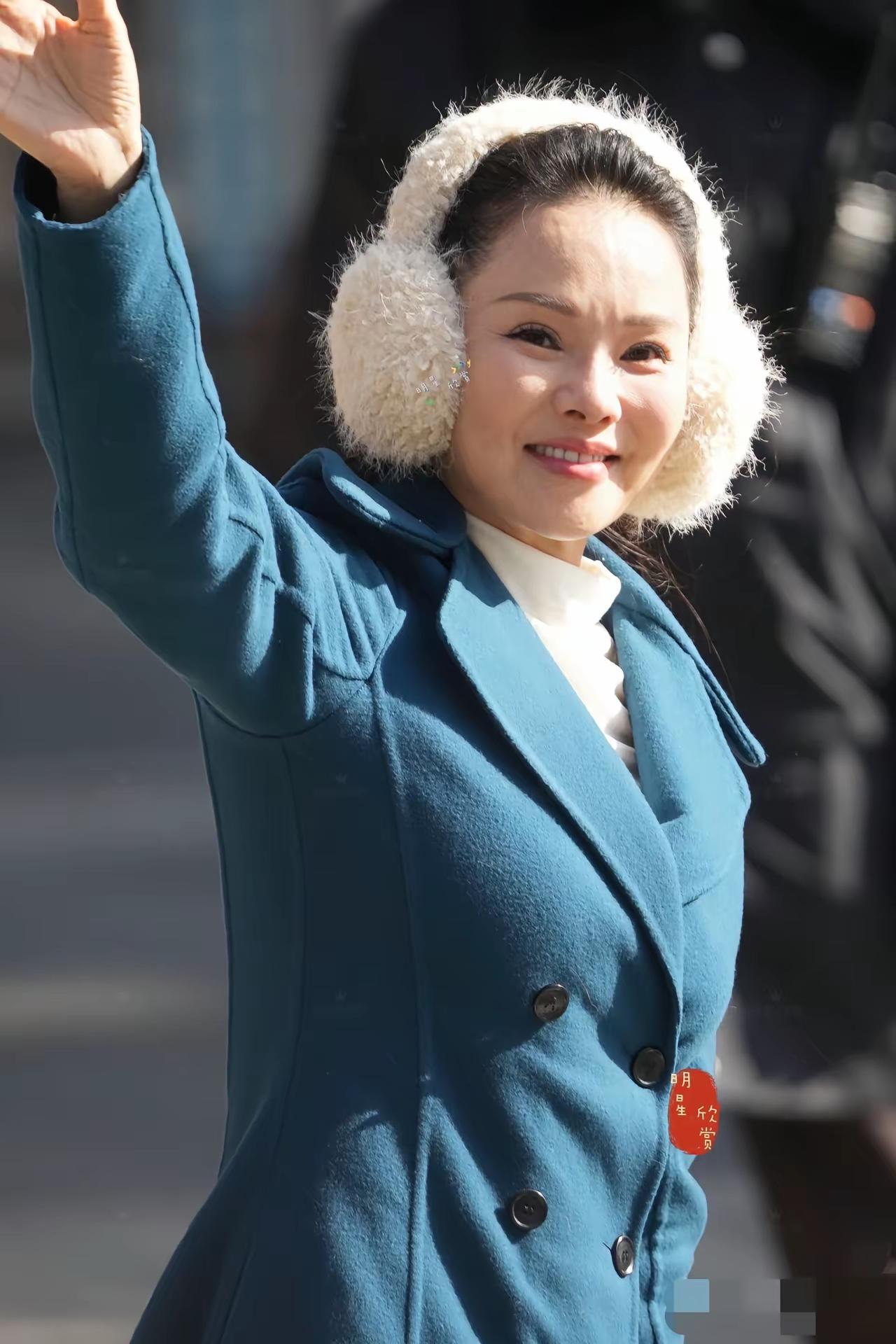 看了伊能静的春晚彩排照，总算明白一个理：年龄这东西，真藏不住。照片里她皮肤