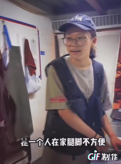 “这格局，我服了！”后厨里，一女员工正打包剩菜，刚好被老板撞见。女生赶紧解释：“