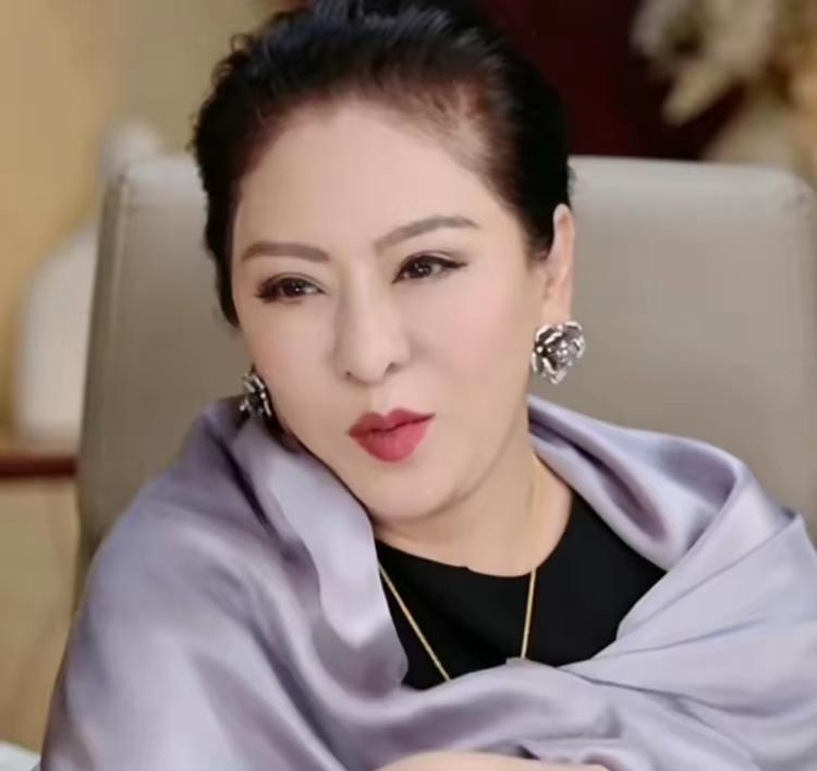 向太小儿子直播带货首秀！被怀疑有唐氏综合症，向太又遭质疑近期向佐直播间迎来