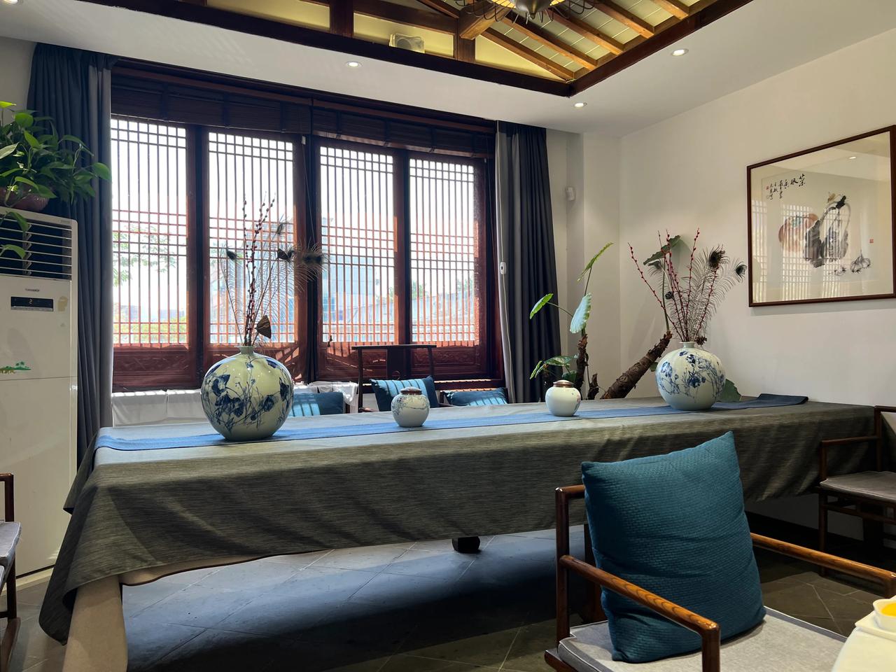 我发现一种现象，一些民办学校，看似书声琅琅、活动纷呈，内里却亏损。这种情况绝非